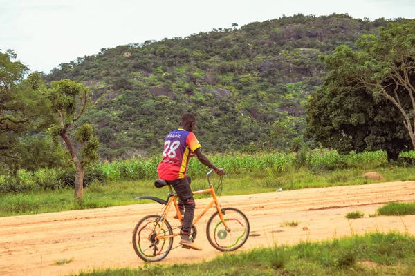 Opialu Benue State Nijerya Mart 2021 Köyde Bisiklet Süren Afrikalı — Stok fotoğraf