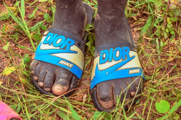 ナイジェリア 2023年6月20日 フリップフロップの靴を履いているアフリカの子供の足 クローズアップ — ストック写真