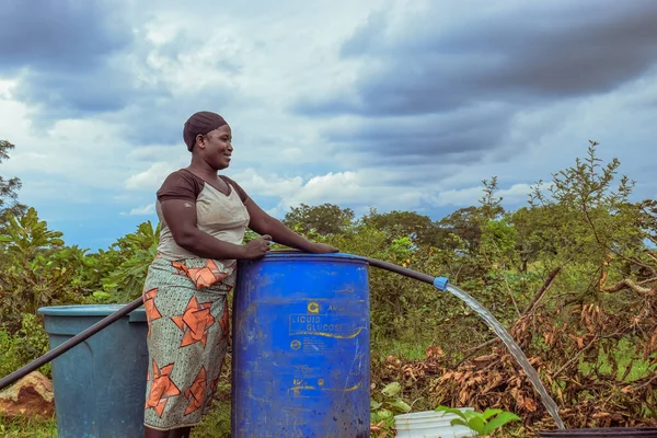 Abuja Nigéria Outubro 2022 Mulher Africana Fetching Water Solução Água — Fotografia de Stock