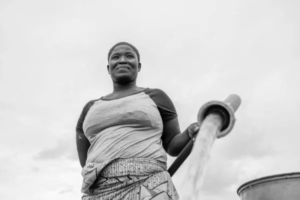 Abuja Nigéria Outubro 2022 Mulher Africana Fetching Water Solução Água — Fotografia de Stock