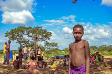 Jos East, Plateau State, Nijerya - 12 Mayıs 2021: Mavi gökyüzü arka planında mutlu bir Afrikalı çocuğun portresi