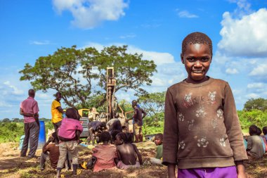 Jos East, Plateau State, Nijerya - 12 Mayıs 2021: Mavi gökyüzü arka planında mutlu bir Afrikalı çocuğun portresi