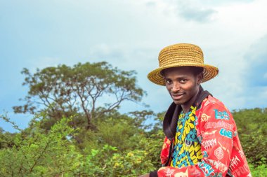 Abuja, Nijerya - 5 Ekim 2022: Afrikalı bir gencin portresi. Afrikalı Çocuklar ve Ergenlerle Rastgele Samimi Anlar.