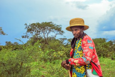 Abuja, Nijerya - 5 Ekim 2022: Afrikalı bir gencin portresi. Afrikalı Çocuklar ve Ergenlerle Rastgele Samimi Anlar.