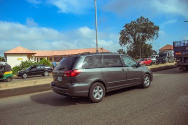 Nijerya - 20 Haziran 2023: Afrika 'da araba yolda 