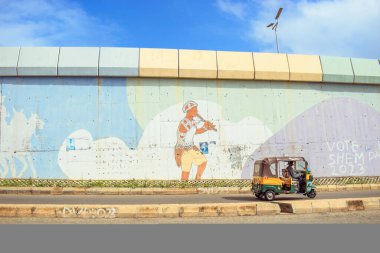 Abuja, Nijerya - 20 Haziran 2023: Abuja şehrinin duvarındaki renkli etnik grafitiye bakın 
