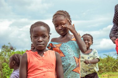 Plato Eyaleti, Nijerya - 6 Ekim 2022: Afrikalı Çocuklar iyi vakit geçiriyor. Güneşli bir Mavi Gökyüzü Ortamı Altında Yerel Afrikalı çocuklarla saçma anlar.