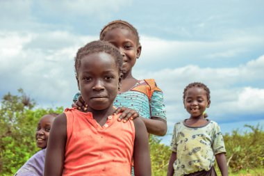 Plato Eyaleti, Nijerya - 6 Ekim 2022: Afrikalı Çocuklar iyi vakit geçiriyor. Güneşli bir Mavi Gökyüzü Ortamı Altında Yerel Afrikalı çocuklarla saçma anlar.