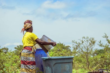 Abuja, Nijerya - 8 Ekim 2022: Afrikalılar su getiriyor. Afrika Topluluğunda Temiz Su Çözümü