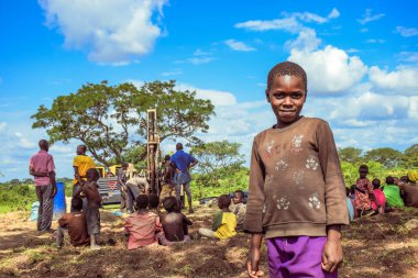 Jos East, Plateau State, Nijerya - 12 Mayıs 2021: Mavi gökyüzü arka planında mutlu bir Afrikalı çocuğun portresi