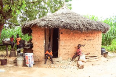 Opialu, Benue State, Nijerya - 6 Mart 2021: Sıcak Bir Öğleden Sonra Afrika Köyü 