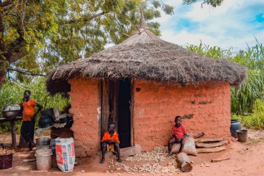 Opialu, Benue State, Nijerya - 6 Mart 2021: Sıcak Bir Öğleden Sonra Afrika Köyü  