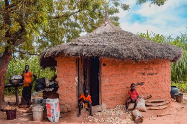 Opialu, Benue State, Nijerya - 6 Mart 2021: Sıcak Bir Öğleden Sonra Afrika Köyü 