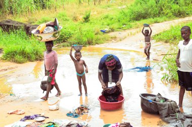 Delta State, Nijerya - 9 Aralık 2021: Afrikalı kadınlar Nijerya 'da giysilerini yıkıyorlar