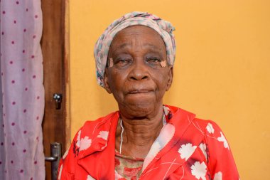Abuja, Nijerya - Kasım 06, 2021: Orta yaşlı Afrikalı bir kadının portresi