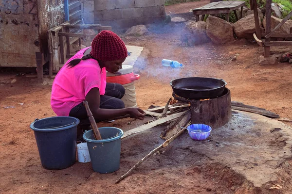 奥皮亚卢 贝努州 2021年3月6日 非洲妇女用火木柴在户外做饭 — 图库照片