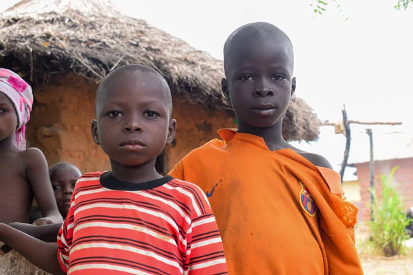 Opialu, Benue State - 6 Şubat 2022: Afrikalı Çocuklar kameraya bakıyor.