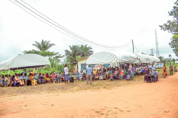 2021年8月10日 尼日利亚哈考特港 阿卢乌 在农村社区等待医疗护理和护理服务的非洲人 — 图库照片