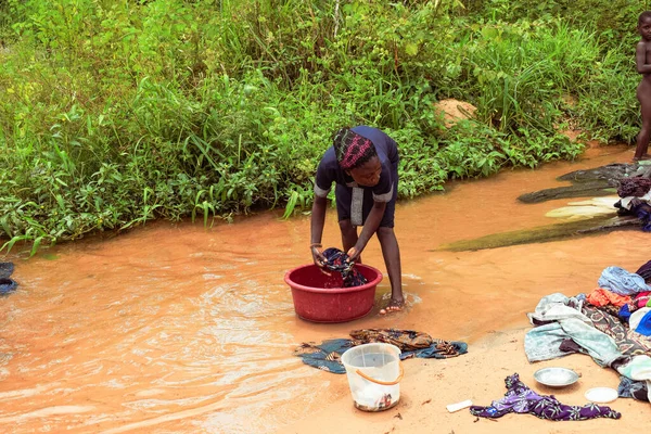 Delta State Nigeria December 2021 Afrikaanse Vrouwen Wassen Kleren Rivier — Stockfoto