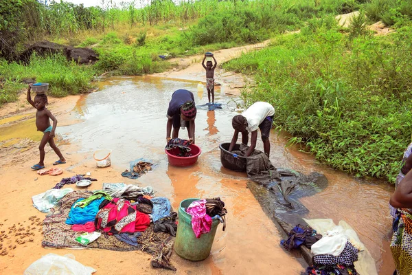 Delta State Nigeria December 2021 Afrikaanse Vrouwen Wassen Kleren Rivier — Stockfoto