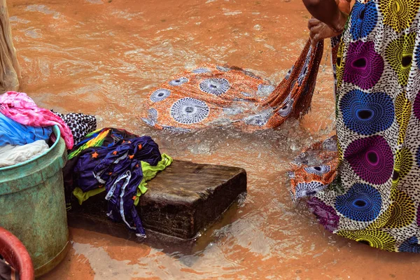 ナイジェリアのデルタ州 2021年12月9日ナイジェリアの川で洗濯中のアフリカ人女性 — ストック写真