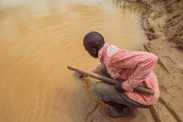 Delta State Nigeria December 2021 African Man Drinking Water River — 图库照片