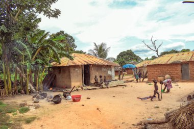 Opialu, Benue State, Nijerya - 6 Mart 2021: Sıcak Bir Öğleden Sonra Afrika Köyü  