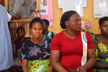 Abuja, Nijerya - 20 Aralık 2021: Afrikalılar Kırsal kesimde Ücretsiz Tıbbi Bakım ve Dikkat Kuyruğunda Beklerken Oturuyorlar.