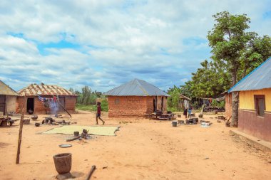 Opialu, Benue State, Nijerya - 6 Mart 2021: Sıcak Bir Öğleden Sonra Afrika Köyü 