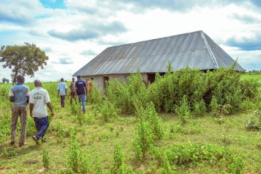 Opialu, Benue State, Nijerya - 6 Mart 2021: Sıcak Bir Öğleden Sonra Afrika Köyü 