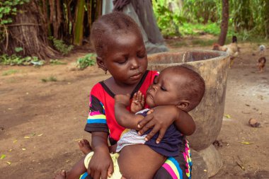Opialu, Benue State, Nijerya - 6 Mart 2021: Afrikalı Kardeşler Tıbbi Yardım Arıyor