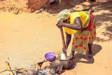 Opialu, Benue State - 6 Mart 2021: Çok Çalışkan Afrikalı Kadın Toplumunda Etkinlik Gösteriyor