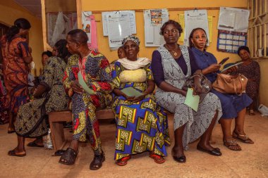 Abuja, Nijerya - 20 Aralık 2021: Afrikalılar Kırsal kesimde Ücretsiz Tıbbi Bakım ve Dikkat Kuyruğunda Beklerken Oturuyorlar.