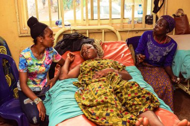 Edo Eyaleti - 25 Aralık 2021 Başarılı bir Ameliyattan Sonra Afrika Kırsal Klinik Koğuşunda Yatakta İyileşiyor