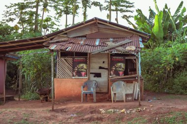 Opialu, Benue State, Nijerya - 6 Mart 2021: Sıcak Bir Öğleden Sonra Afrika Köyü 