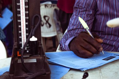 Abuja, Nijerya - 20 Haziran 2023: Covid 19 Toplum Duyarlılığı, Yerli Afrika Köylerinin Sağlık ve Su Hijyeni. Seçim Kampanyası Toplantısı. Kanser Farkındalığı Programı ve Güçlendirme