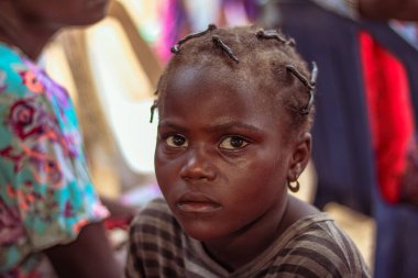 Abuja, Nijerya - 5 Ekim 2022: Afrikalı Bir Çocuğun Portresi. Afrikalı çocuklarla rastgele samimi anlar.