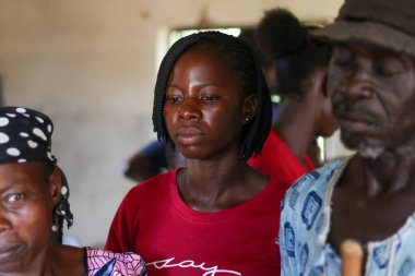 Aluu, Port Harcourt, Nijerya - 10 Ağustos 2021: Kırsal kesimde Tıbbi Bakım ve Dikkat kuyruğunda bekleyen Afrikalılar