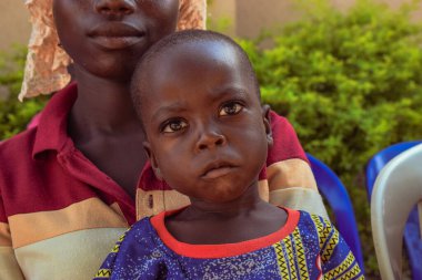 Edo Eyaleti, Nijerya - 10 Ağustos 2021: Afrikalılar kırsal kesimde oturuyor, kuyruğa giriyor ve ücretsiz tıbbi bakım ve ilgi bekliyorlar