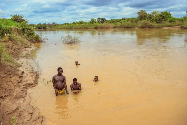 Delta State Nigeria December 2021 Afrikaanse Mannen Zwemmen Rivier Met — Stockfoto
