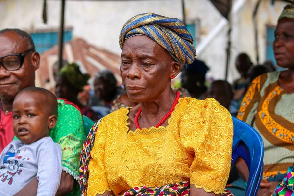 Abuja Nigeria Grudnia 2021 Afrykanie Siedzący Kolejce Darmową Opiekę Medyczną — Zdjęcie stockowe