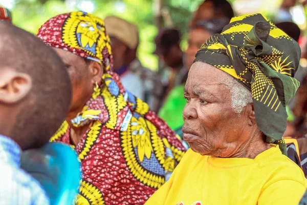 2021年12月20日 尼日利亚阿布贾 非洲裔人坐在排队等待农村社区的免费医疗和护理 非洲政治运动 — 图库照片