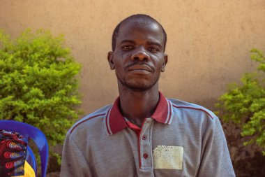 Edo Eyaleti, Nijerya - 10 Ağustos 2021: Afrikalılar kırsal kesimde oturuyor, kuyruğa giriyor ve ücretsiz tıbbi bakım ve ilgi bekliyorlar
