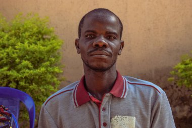 Edo Eyaleti, Nijerya - 10 Ağustos 2021: Afrikalılar kırsal kesimde oturuyor, kuyruğa giriyor ve ücretsiz tıbbi bakım ve ilgi bekliyorlar