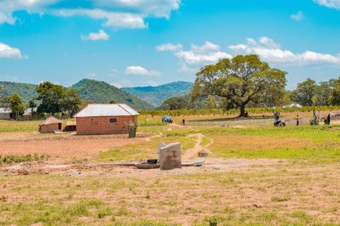 Karara, Nasarawa Eyaleti, Nijerya - 5 Mayıs 2021: Afrika 'da Kırsal Toplulukta Yeni Yapılan Hint El Pompası Borewell. Bir Topluluk Su Deliği 'nden Akan Su