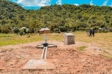 Karara, Nasarawa Eyaleti, Nijerya - 5 Mayıs 2021: Afrika 'da Kırsal Toplulukta Yeni Yapılan Hint El Pompası Borewell. Bir Topluluk Su Deliği 'nden Akan Su