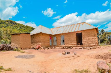 Opialu, Benue State, Nijerya - 6 Mart 2021: Sıcak Bir Öğleden Sonra Afrika Köyündeki Tipik Konut Yapısı - Mud House