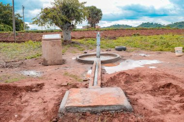 Karara, Nasarawa Eyaleti, Nijerya - 5 Mayıs 2021: Afrika 'da Kırsal Toplulukta Yeni Yapılan Hint El Pompası Borewell. Bir Topluluk Su Deliği 'nden Akan Su