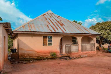 Opialu, Benue State, Nijerya - 6 Mart 2021: Sıcak Bir Öğleden Sonra Afrika Köyündeki Tipik Konut Yapısı - Mud House