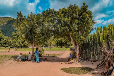 Opialu, Benue State, Nijerya - 6 Mart 2021: Sıcak Bir Öğleden Sonra Afrika Köyü 